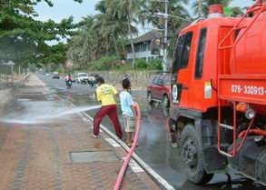 Cleaning the streets of Karon - Kata in Phuket